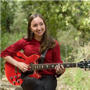 Graduada en Guitarra Jazz Ofrece Clases Online de Guitarra, Armonía y Lenguaje Musical